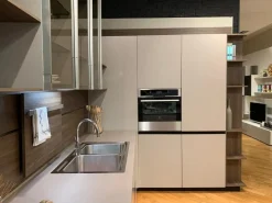 Cucina Euromobil design con penisola tortora in laccata Lain pro