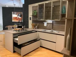 Cucina Euromobil design con penisola tortora in laccata Lain pro