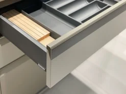 Cucina Formalia moderna grigio Scavolini ad angolo scontata 35%