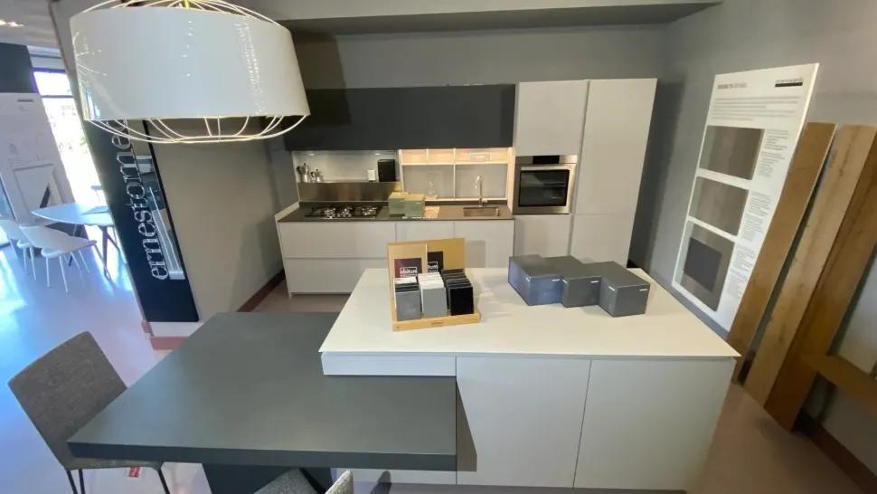Cucina grigia design con penisola Ernestomeda Obliqua a soli 10902 Euro