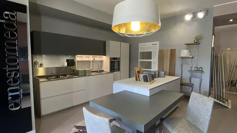 Cucina grigia design con penisola Ernestomeda Obliqua a soli 10902 Euro