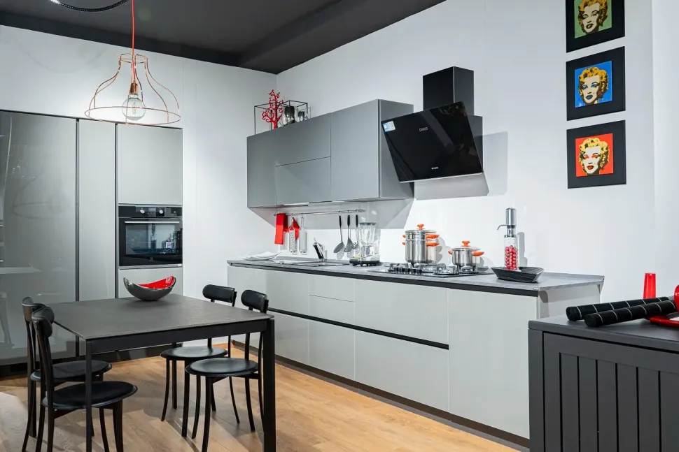 Cucina grigia design lineare Liberamente Scavolini
