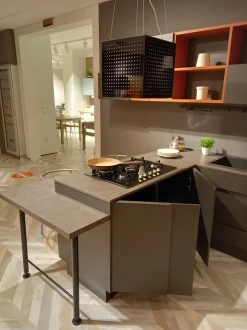 Cucina grigia moderna con penisola Creativa Lube cucine scontata