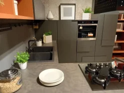 Cucina grigia moderna con penisola Creativa Lube cucine scontata
