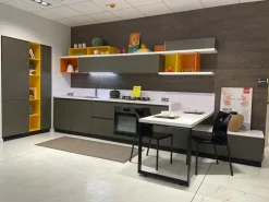 Cucina grigia moderna con penisola Foodshelf inside Scavolini