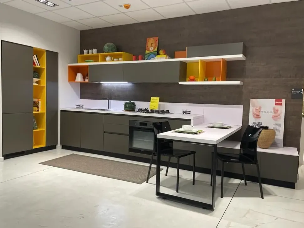 Cucina grigia moderna con penisola Foodshelf inside Scavolini