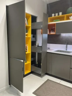 Cucina grigia moderna con penisola Foodshelf inside Scavolini
