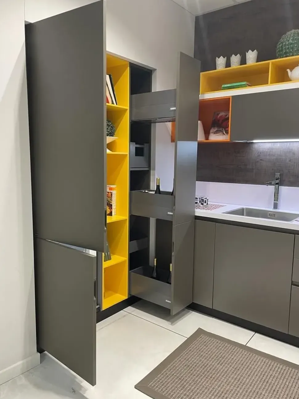 Cucina grigia moderna con penisola Foodshelf inside Scavolini