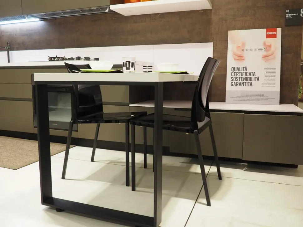 Cucina grigia moderna con penisola Foodshelf inside Scavolini