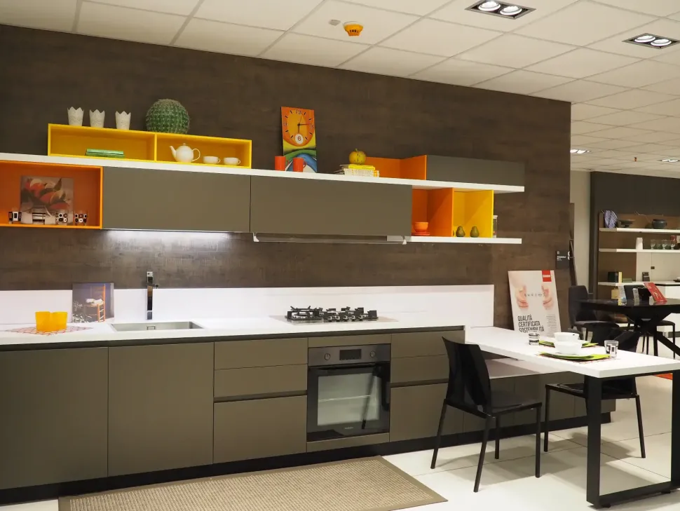 Cucina grigia moderna con penisola Foodshelf inside Scavolini