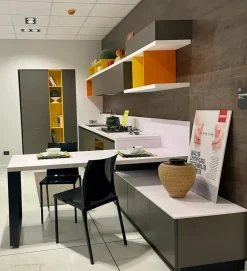Cucina grigia moderna con penisola Foodshelf inside Scavolini