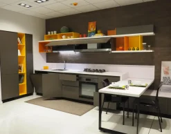 Cucina grigia moderna con penisola Foodshelf inside Scavolini