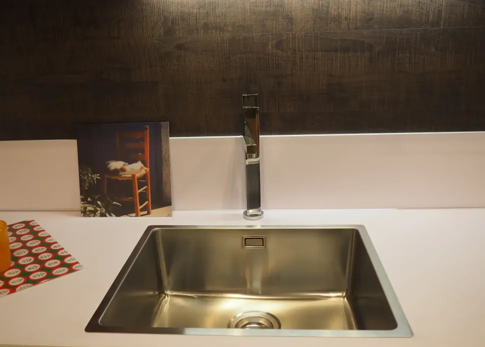 Cucina grigia moderna con penisola Foodshelf inside Scavolini