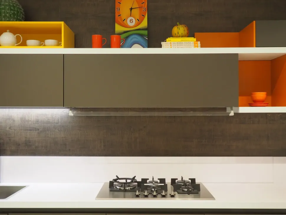 Cucina grigia moderna con penisola Foodshelf inside Scavolini
