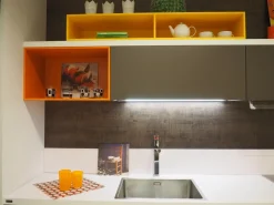 Cucina grigia moderna con penisola Foodshelf inside Scavolini