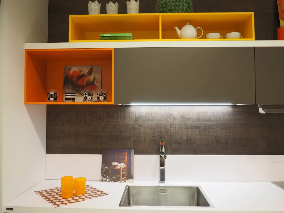 Cucina grigia moderna con penisola Foodshelf inside Scavolini