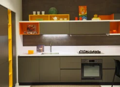 Cucina grigia moderna con penisola Foodshelf inside Scavolini