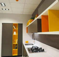 Cucina grigia moderna con penisola Foodshelf inside Scavolini