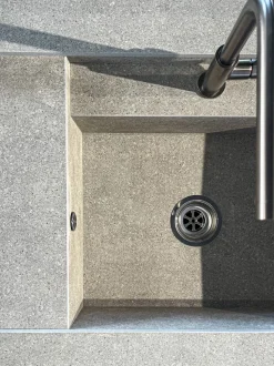 Cucina grigia moderna con isola Sign Ernestomeda in Offerta Outlet