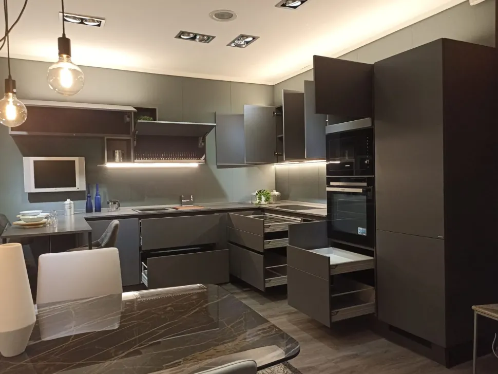 Cucina grigia moderna con penisola Evolution Scavolini