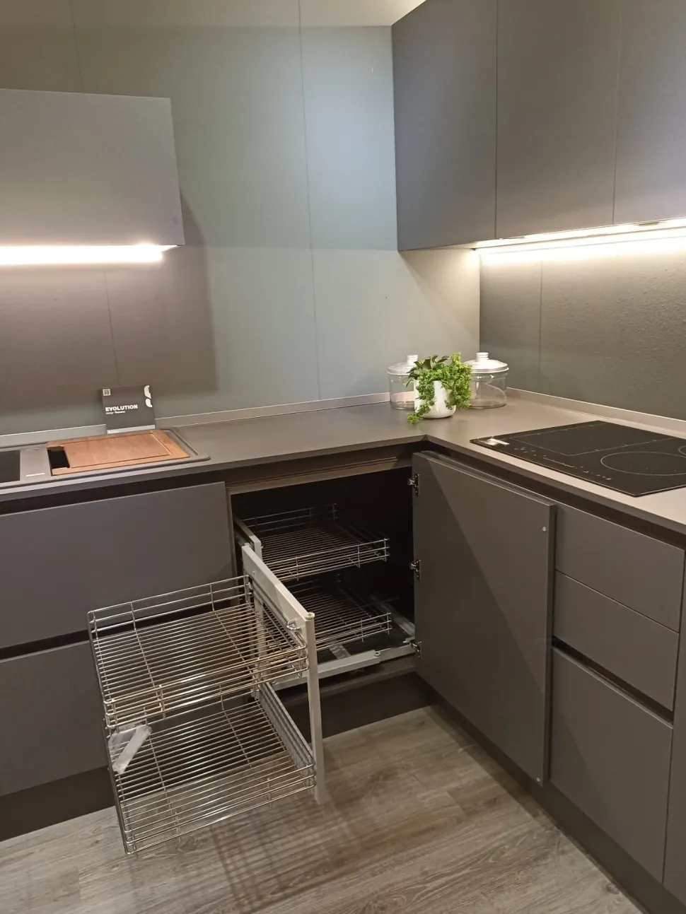 Cucina grigia moderna con penisola Evolution Scavolini