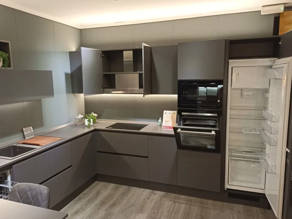 Cucina grigia moderna con penisola Evolution Scavolini