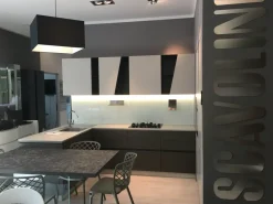 Cucina grigia moderna con penisola Qi scavolini Scavolini scontata