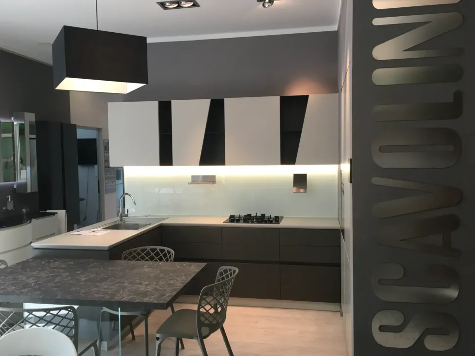Cucina grigia moderna con penisola Qi scavolini Scavolini scontata