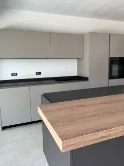 Cucina grigio design ad isola Ingrosso cucine moderne icm71 Primopiano cucine in Offerta Outlet