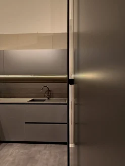 Cucina grigio design con penisola Copat cucine 2.1 gola peltro