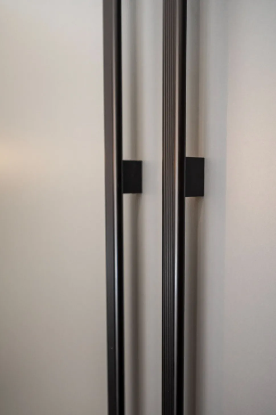 Cucina grigio design con penisola Copat cucine 2.1 gola peltro