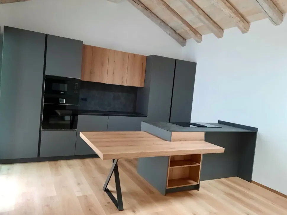 Cucina grigio design con penisola Ingrosso cucine moderne icm46 Primopiano cucine in Offerta Outlet