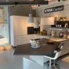 Cucina Karma moderna grigia Stosa con penisola scontata 50%