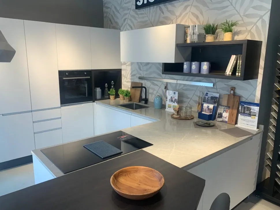 Cucina Karma moderna grigia Stosa con penisola scontata 50%