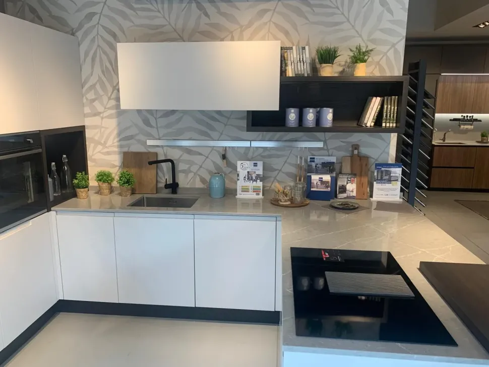 Cucina Karma moderna grigia Stosa con penisola scontata 50%