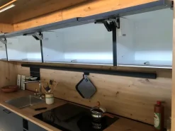 Cucina lineare in hpl grigio Wood a prezzo ribassato