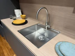 Cucina lineare in laminato materico grigia Young a prezzo scontato