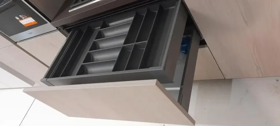 Cucina lineare in laminato materico a prezzo ribassato 50%