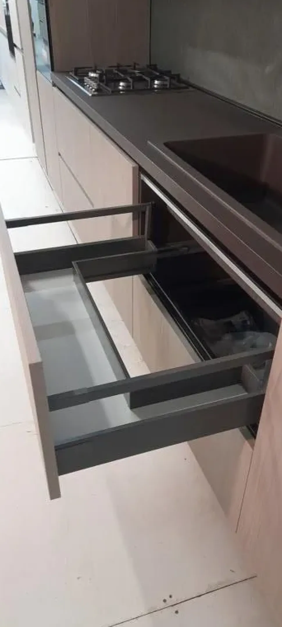 Cucina lineare in laminato materico a prezzo ribassato 50%