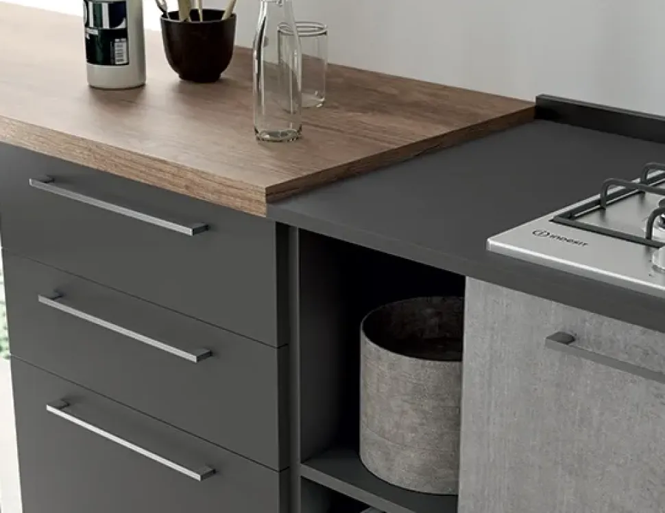 Cucina lineare in laminato opaco grigio Domino grafite e cementho a prezzo ribassato