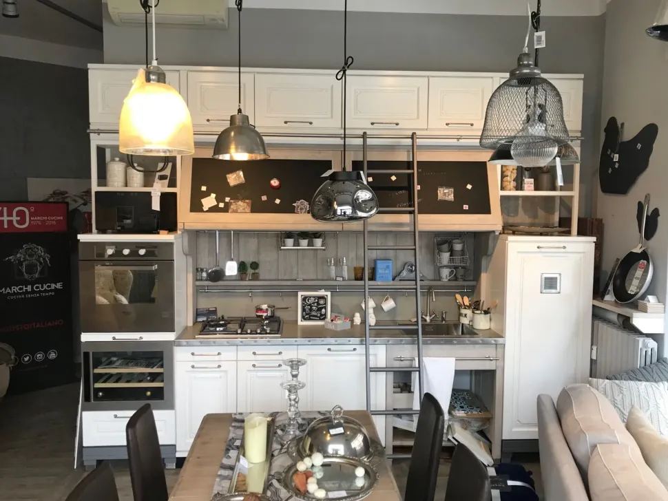 Cucina lineare in legno bianca Marchi cucine mod. nolita con scala a prezzo scontato
