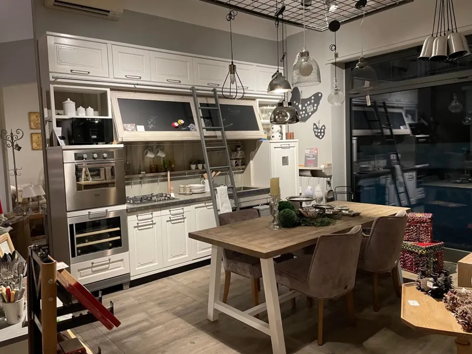 Cucina lineare in legno bianca Marchi cucine mod. nolita con scala a prezzo scontato