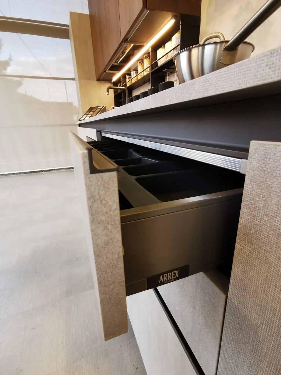 Cucina Loft xl moderna bianca Arrex lineare scontata 42%