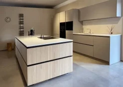 Cucina Logica moderna grigia Valdesign con isola scontata 55%
