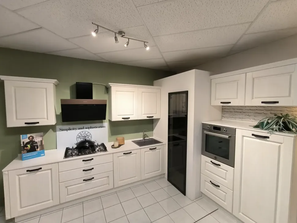 Cucina Maya moderna bianca Atra ad angolo scontata 38%