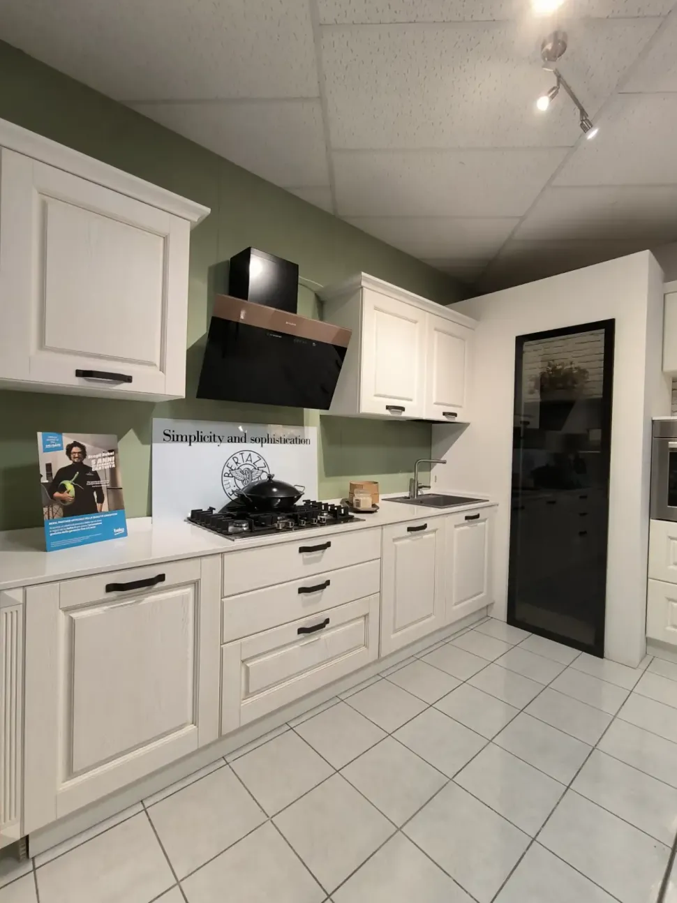 Cucina Maya moderna bianca Atra ad angolo scontata 38%