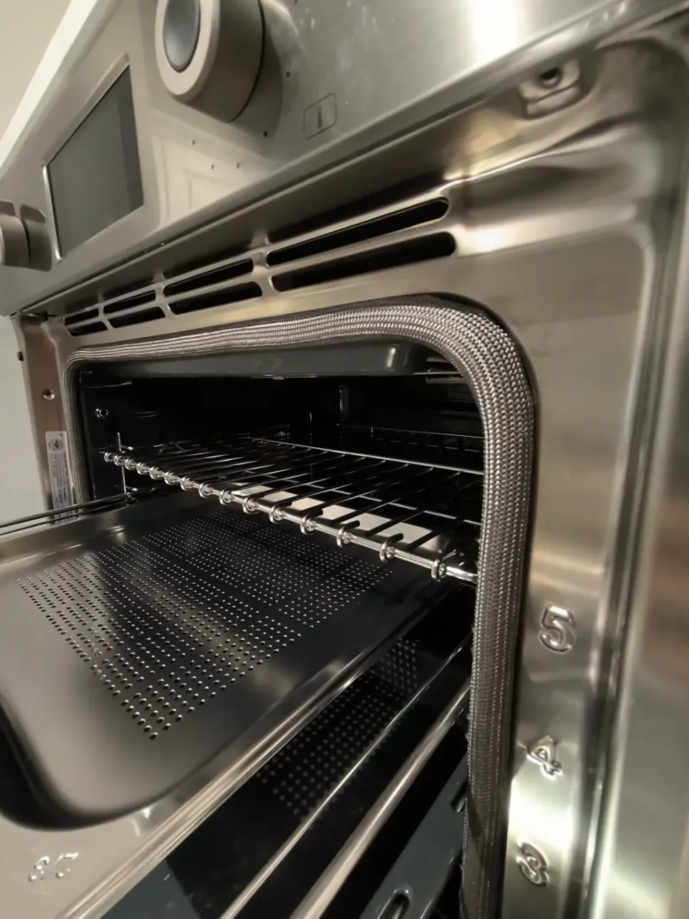 Cucina Maya moderna bianca Atra ad angolo scontata 38%