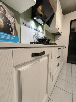 Cucina Maya moderna bianca Atra ad angolo scontata 38%