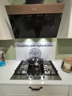 Cucina Maya moderna bianca Atra ad angolo scontata 38%