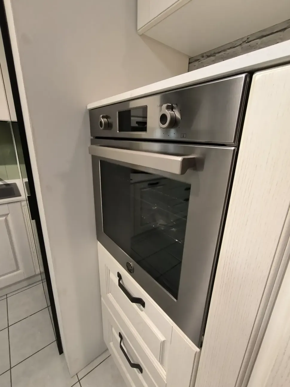 Cucina Maya moderna bianca Atra ad angolo scontata 38%